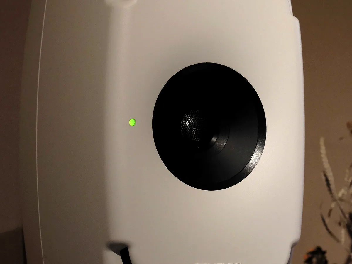 緑のパワーLEDが点灯した白いGenelec 8331A SAM同軸ニアフィールドモニター。