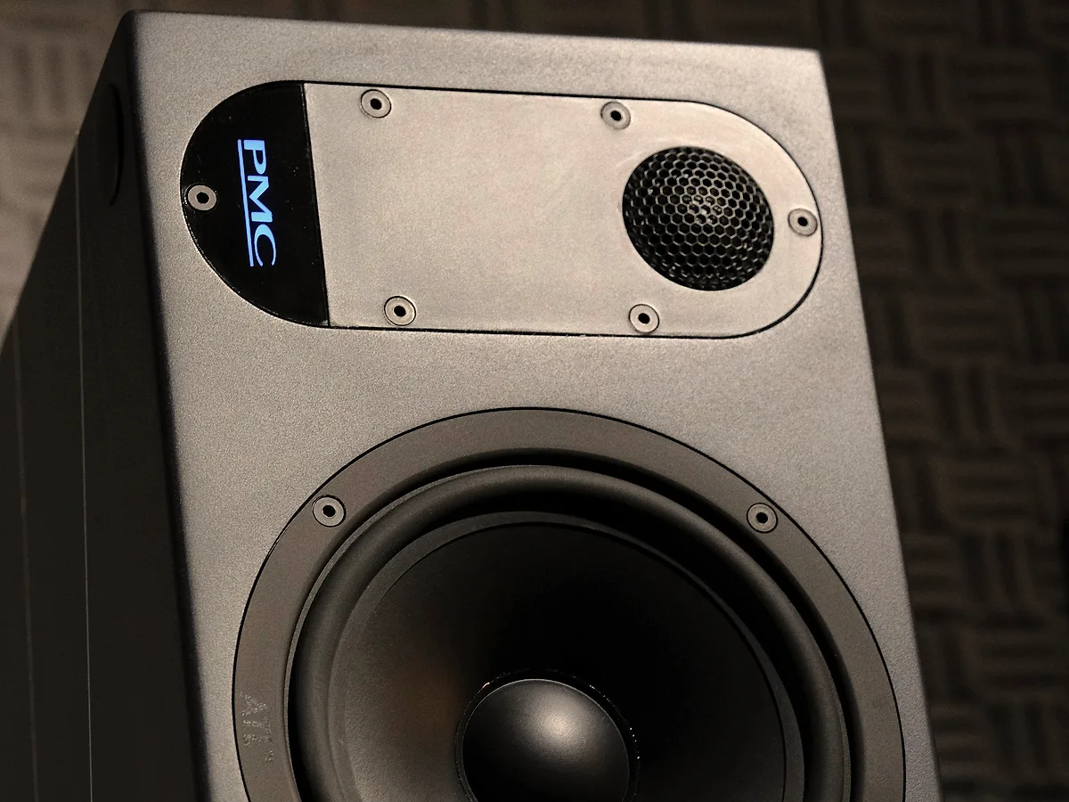 大型ウーファーとメッシュポートを備えた黒いPMC Twotwo.6モニターを斜めから見た様子。