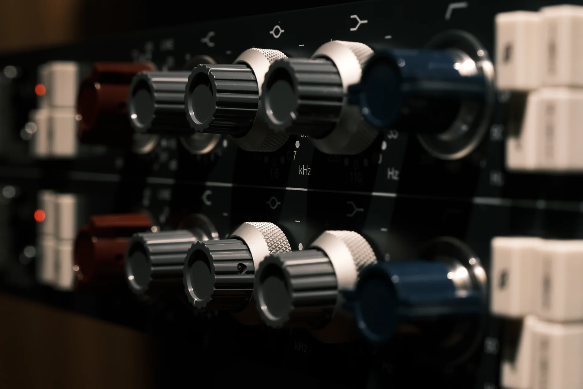 AMS Neve 1073DPXマイクプリアンプの操作部。